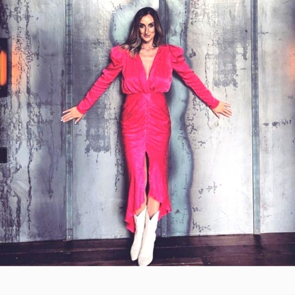 Beautiful and beautiful  waist 34 .pit to pit 42 . Sleeve 26 .